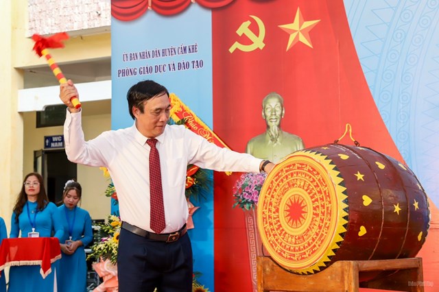 Bí thư Tỉnh ủy Bùi Minh Châu đánh trống khai giảng năm học mới. Ảnh: Báo Phú Thọ.