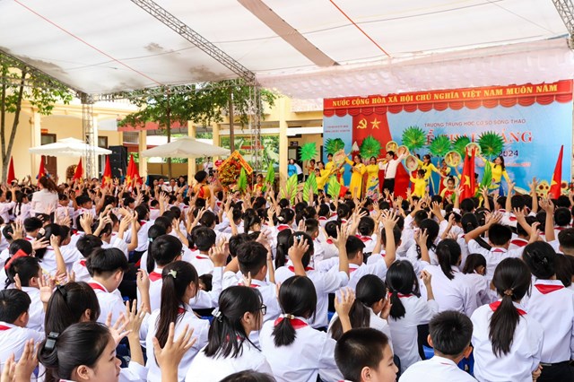 Học sinh trường THCS Sông Thao phấn khởi đón năm học mới.