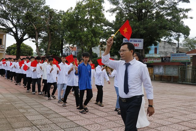 Chào đón các em học sinh bước vào lớp 10 tại điểm trường THPT Trung Nghĩa, huyện Thanh Thủy.