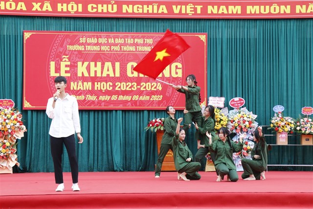 Một số tiết mục văn nghệ ngày khai giảng tại trường THPT Trung Nghĩa.