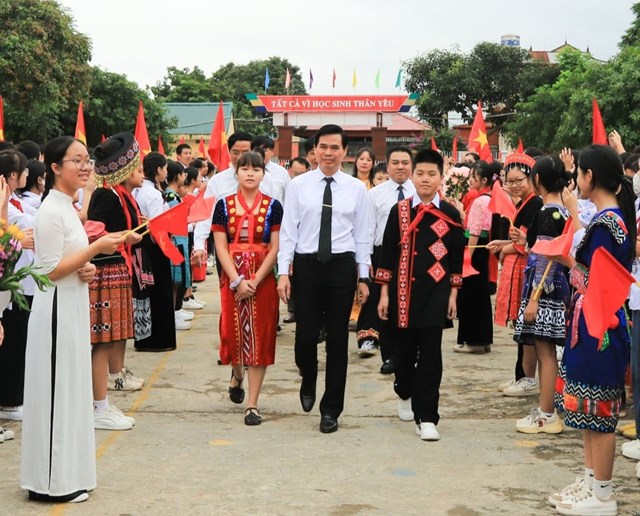 Ông Hoàng Quốc Khánh, Chủ tịch UBND tỉnh Sơn La, đến dự Lễ khai giảng năm học 2023- 2024, tại huyện Mộc Châu.