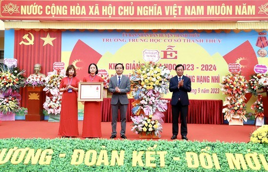 Chủ tịch UBND tỉnh Bùi Văn Quang tặng hoa chúc mừng Trường THCS Thanh Thủy.