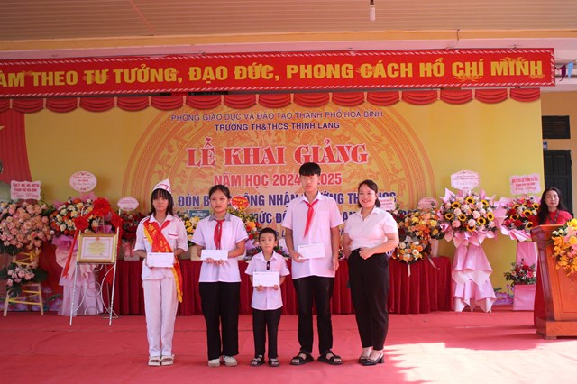 Đại diện c&aacute;c cơ sở, doanh nghiệp tặng qu&agrave; cho c&aacute;c em học sinh c&oacute; ho&agrave;n cảnh kh&oacute; khăn tr&ecirc;n địa b&agrave;n... ảnh A Trứ