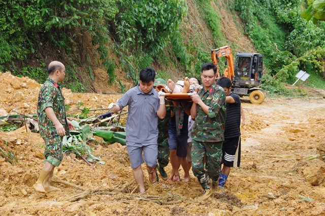 Kịp thời giải cứu đồng ch&iacute; Ph&oacute; chủ tịch x&atilde; Y&ecirc;n Đổ, huyện Ph&uacute; Lương, tỉnh Th&aacute;i Nguy&ecirc;n bị v&ugrave;i trong đất, đa chấn thương, khi đang đi chỉ đạo khắc phục hậu quả b&atilde;o lụt.