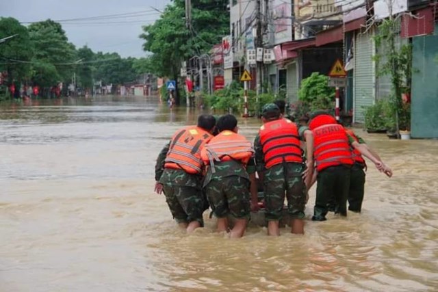 C&aacute;c chiến sĩ đồng sức, đồng l&ograve;ng khắc phục hậu quả sau mưa lũ, tiếp cận v&agrave; dọn dẹp c&aacute;c điểm sạt lở, gi&uacute;p b&agrave; con di rời t&agrave;i sản khỏi v&ugrave;ng ngập lụt.