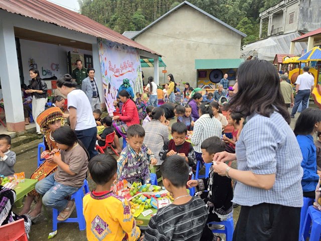 Trung thu &ldquo;Bi&ecirc;n cương - Đ&ecirc;m hội trăng rằm&rdquo; tại th&ocirc;n D&ecirc; Ch&uacute; Th&agrave;ng, x&atilde; Mường Khương.
