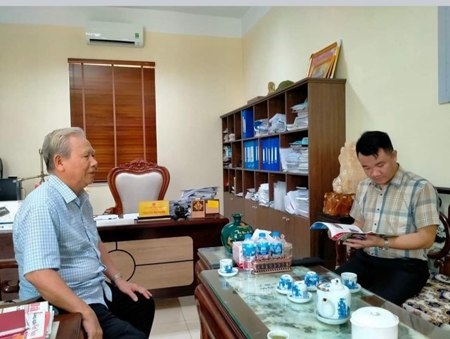 Ông Nguyễn Văn Hà (bên phải), Phó Bí thư Đảng ủy, Chủ tịch UBND xã Hồng Hà, huyện Đan Phượng tiếp công dân.