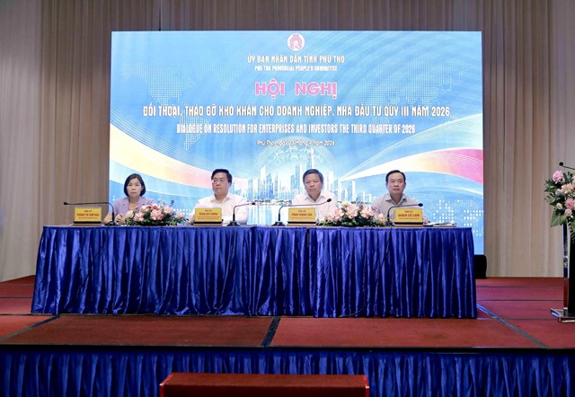 Chủ tịch UBND tỉnh Trần Duy Đ&ocirc;ng v&agrave; c&aacute;c Ph&oacute; Chủ tịch UBND tỉnh Phan Trọng Tấn, Qu&aacute;ch Tất Li&ecirc;m, Ph&ugrave;ng Thị Kim Nga điều h&agrave;nh hội nghị đối thoại