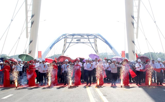 Các đồng chí lãnh đạo Đảng, Nhà nước, các đồng chí lãnh đạo tỉnh thực hiện nghi lễ cắt băng khánh thành công trình cầu Giới Phiên.