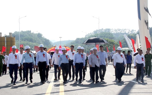 Các đồng chí lãnh đạo Đảng, Nhà nước và lãnh đạo tỉnh Yên Bái cùng đông đảo nhân dân tham quan công trình cầu Giới Phiên.