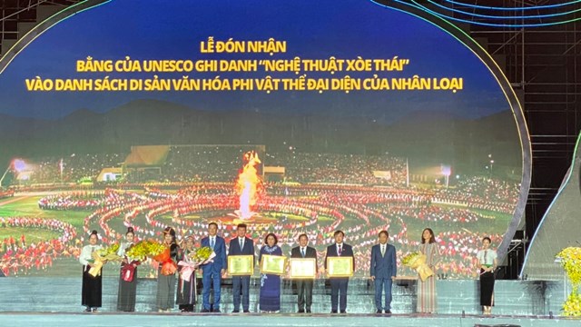 Ông Hà Kim Ngọc - Thứ trưởng Bộ Ngoại giao, Chủ tịch Ủy ban Quốc gia UNESCO Việt Nam tặng hoa cho nghệ nhân các tỉnh Yên Bái, Điện Biên, Lai Châu, Sơn La. 