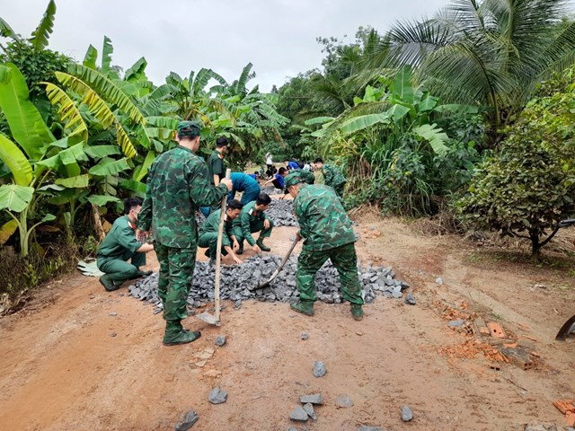 C&aacute;n bộ, chiến sĩ BĐBP Đồn Bi&ecirc;n ph&ograve;ng Ninh Điền lu&ocirc;n củng cố hệ thống ch&iacute;nh trị cơ sở, ph&aacute;t triển kinh tế-x&atilde; hội tr&ecirc;n địa b&agrave;n, x&acirc;y dựng nền Bi&ecirc;n ph&ograve;ng to&agrave;n d&acirc;n gắn với thế trận an ninh nh&acirc;n d&acirc;n vững mạnh.