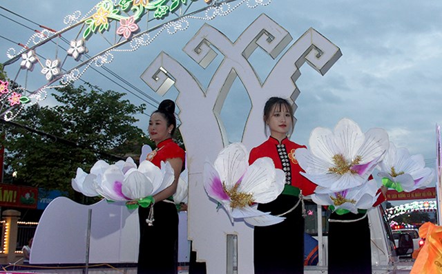 Hoa ban - biểu tượng của người Thái ở Mường Lò được thể hiện trong màn diễu diễn.