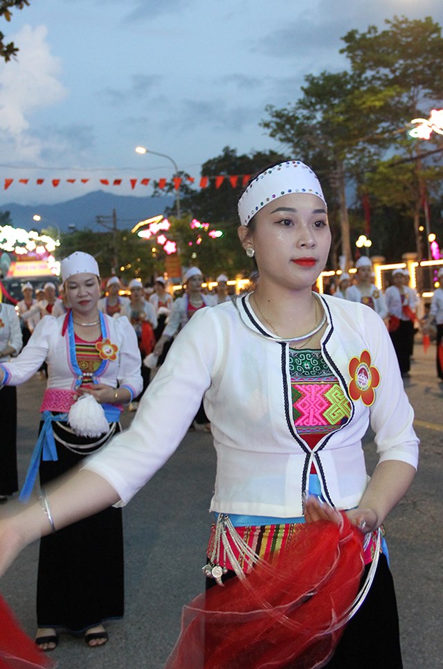Nét văn hoá của người Mường được tái hiện ở màn diễu diễn đường phố.