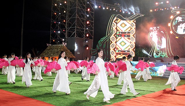Nét văn hoá của các dân tộc được thể hiện trong màn diễu diễn tại Lễ khai mạc.