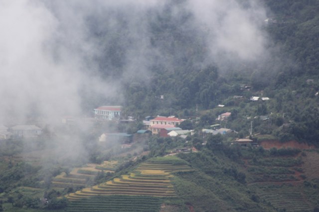 UBND xã Xím Vàng huyện  Bắc Yên xuất hiện mờ ảo trong mây.