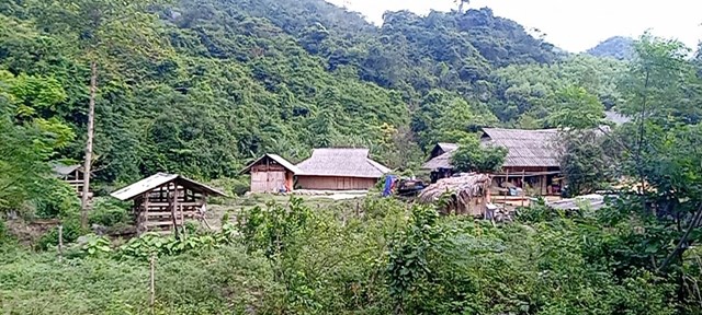 Những ngôi nhà của người H’mông ven núi.
