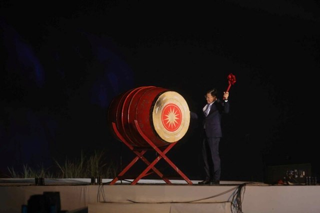 Phó Chủ tịch UBND tỉnh Trịnh Trường Huy đánh trống khai mạc lễ hội.