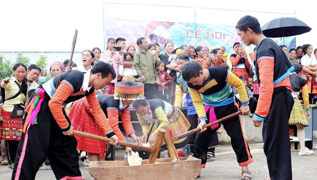 Cuộc thi giã bánh dày của các đội thi tại Lễ hội sôi động, thu hút đông đảo bà con nhân dân cổ vũ.