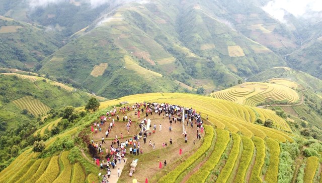 Quan cảnh diễn ra Lễ hội mùa vàng xã Xím Vàng xung quành là những thửa ruộng bậc thang hùng vĩ.