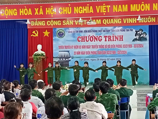 Đồn Bi&ecirc;n ph&ograve;ng T&acirc;n Ph&uacute; chủ động phối hợp với c&aacute;c lực lượng, ban ng&agrave;nh đo&agrave;n thể địa phương thực hiện tốt c&ocirc;ng t&aacute;c tuy&ecirc;n truyền về Luật Bi&ecirc;n ph&ograve;ng...