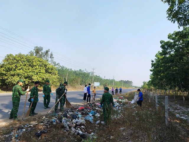 C&aacute;n bộ, chiến sĩ Đồn Bi&ecirc;n ph&ograve;ng Cửa khẩu Quốc tế Xa M&aacute;t tổ chức, triển khai nhiều hoạt động tr&ecirc;n địa b&agrave;n quản l&yacute;.