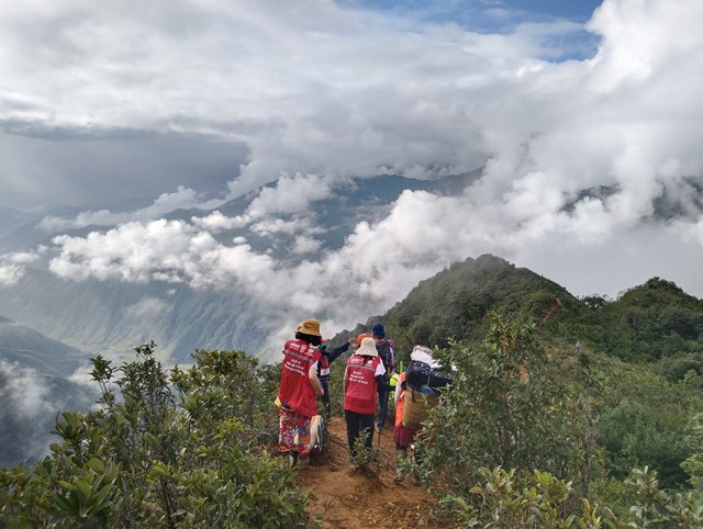 Gần 100 vận động viên là các nhà báo đang công tác tại các cơ quan báo chí trong cả nước tham gia giải leo núi Bước chân trên mây, chinh phục đỉnh Tà Chì Nhù. Ảnh: Nam Trứ.
