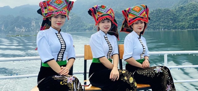 Thiếu nữ dân tộc Thái trên du thuyền thăm lòng hồ thủy điện Sơn La.