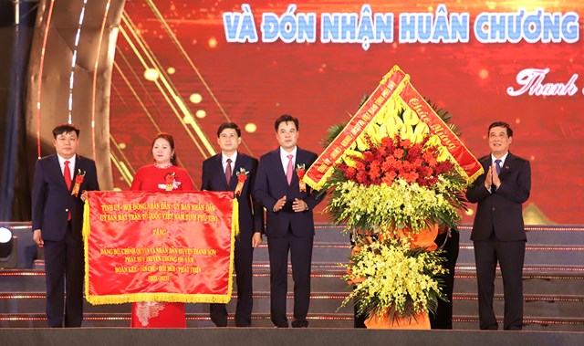 Bí thư Tỉnh uỷ Bùi Minh Châu tặng bức trướng chúc mừng Đảng bộ, chính quyền và nhân dân huyện Thanh Sơn.