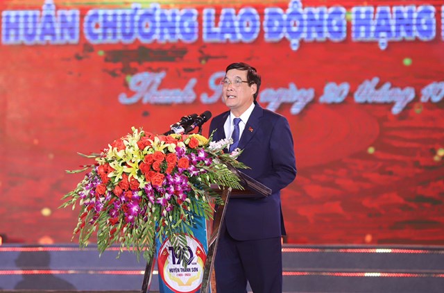Bí thư Tỉnh uỷ Bùi Minh Châu phát biểu chúc mừng Đảng bộ và nhân dân huyện Thanh Sơn.