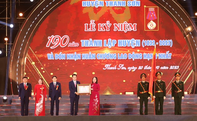 Phó Chủ tịch nước Võ Thị Ánh Xuân trao Huân chương Lao động hạng Nhất cho Đảng bộ, chính quyền và nhân dân các dân tộc huyện Thanh Sơn.