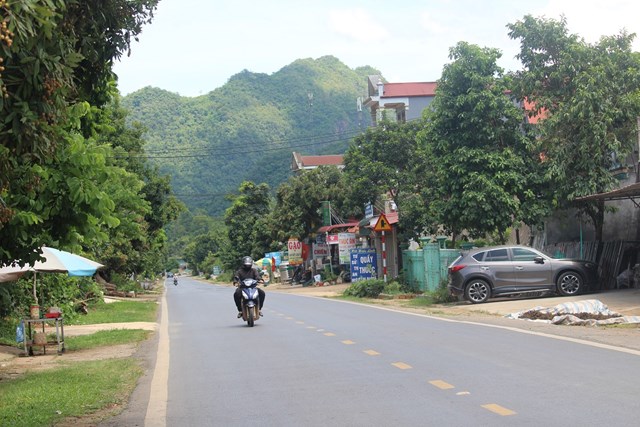 Hệ thống giao thông khang trang sạch đẹp tại xã Bon Phặng. Ảnh: Phi Long.