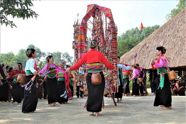 Ph&aacute;t triển sản phẩm du lịch cộng đồng gi&uacute;p đồng b&agrave;o ổn định an sinh x&atilde; hội, đồng thời bảo tồn v&agrave; ph&aacute;t huy những gi&aacute; trị văn h&oacute;a, truyền thống l&acirc;u đời của c&aacute;c d&acirc;n tộc thiểu số.