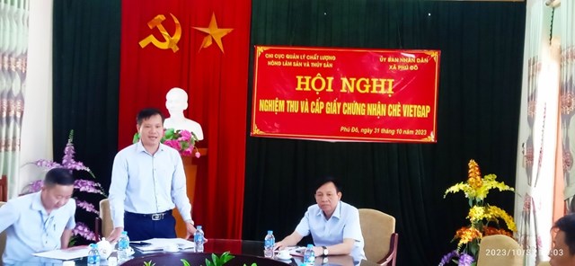 Ông Phùng Thanh Hà - Phó Bí thư Đảng ủy, Chủ tịch UBND xã Phú Đô, phát biểu tại hội nghị.