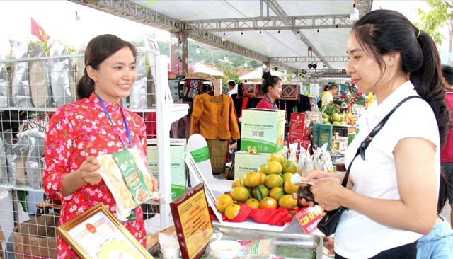 Các sản phẩm của huyện Quỳnh Nhai được bày bán tại Lễ hội cà phê Sơn La 2023.