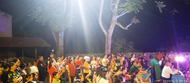 Rất đông người dân tập trung tại sân của Nhà văn hóa xóm Làng Vu 1, xã Phú Đô xem biểu diễn văn nghệ.