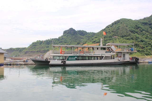 L&ograve;ng hồ thủy điện H&ograve;a B&igrave;nh c&oacute; nhiều lợi thế trong ph&aacute;t triển kinh tế gắn với du lịch (ảnh Kh&ocirc;i Đức).