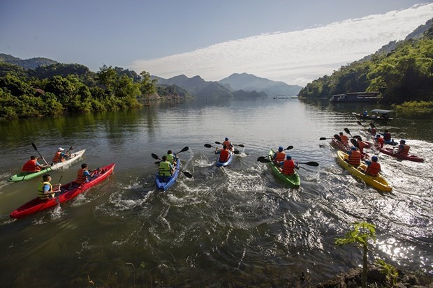 Các vận động viên tham gia phần thi đua thuyền kayak trên hồ Hòa Bình.