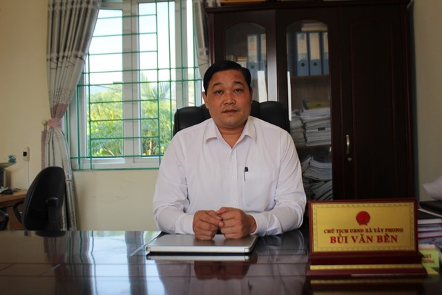 Ông Bùi Văn Bền, Chủ tịch UBND xã Tây Phong, huyện Cao Phong trao đổi với phóng viên về việc phát triển kinh tế - xã hội trên địa bàn xã. Ảnh: Phi Long
