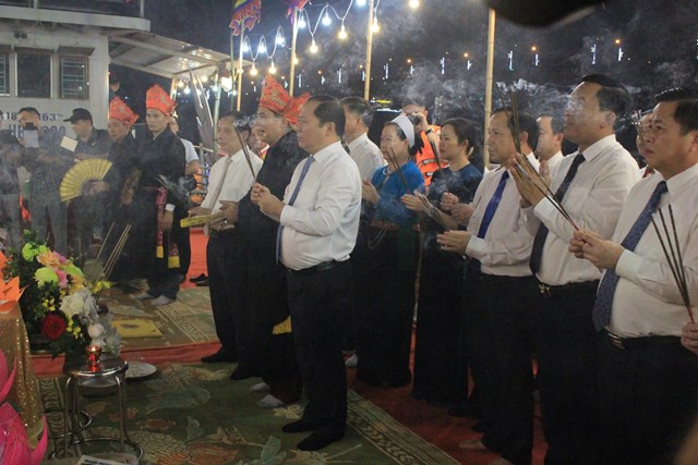 Đại diện l&atilde;nh đạo tỉnh, l&atilde;nh đạo c&aacute;c ban, ng&agrave;nh c&ugrave;ng thầy mo đ&atilde; thực hiện nghi Lễ cầu ngư v&agrave; thả hoa đăng.