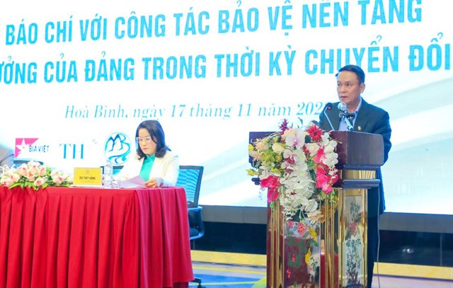 Phó Chủ tịch Thường trực Hội Nhà báo Việt Nam Nguyễn Đức Lợi phát biểu.