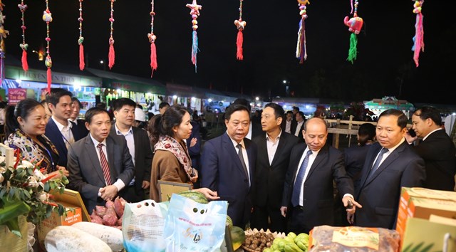 Các đồng chí lãnh đạo tỉnh, sở, ngành và huyện Mai Châu thăm quan các gian hàng.