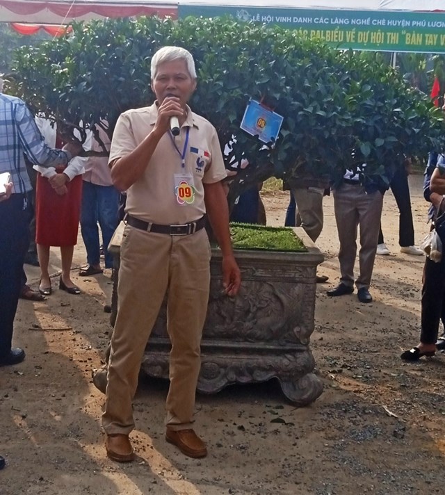 Đại diện đội thi của các làng nghề giới thiệu về cây chè với Ban giám khảo và du khách gần xa. Ảnh: Hoàng Tuấn.