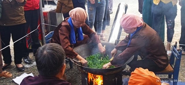 Các đội thi đang thực hiện bước 1 dệt men chè bằng chảo gang, nhiệt lượng đốt từ củi, bước này là bước đầu tiên trong sao chè, có 2 người thao tác đảo chè đều đặn, để chè chín lõi và vẫn giữ  được màu xanh của lá chè.