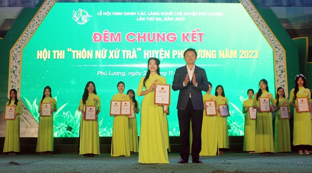 Ông Nguyễn Quốc Hữu, Bí thư Huyện ủy Phú Lương trao chứng nhận cho thí sinh Chu Lệ Quyên, đơn vị THPT Phú Lương đạt giải nhất Hội thi Thôn nữ xứ trà năm 2023.