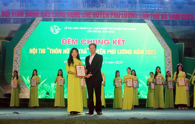 Ông Lê Văn Quý, Phó Bí thư Thường trực Huyện ủy, Chủ tịch HĐND huyện trao chứng nhận cho các thí sinh đạt giải nhì Hội thi Thôn nữ xứ trà năm 2023.
