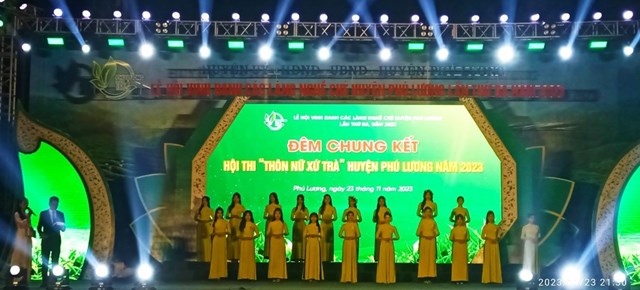 Các thí sinh trong Đêm chung kết Hội thi “Thôn nữ xứ trà” huyện Phú Lương năm 2023.