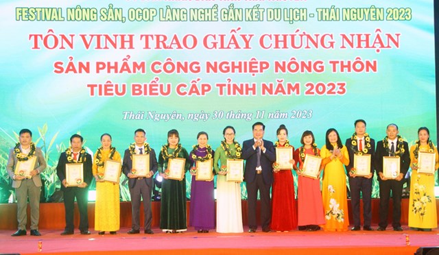 Các đơn vị nhận chứng nhận sản phẩm công nghiệp nông thôn tiêu biểu tỉnh Thái Nguyên năm 2023.