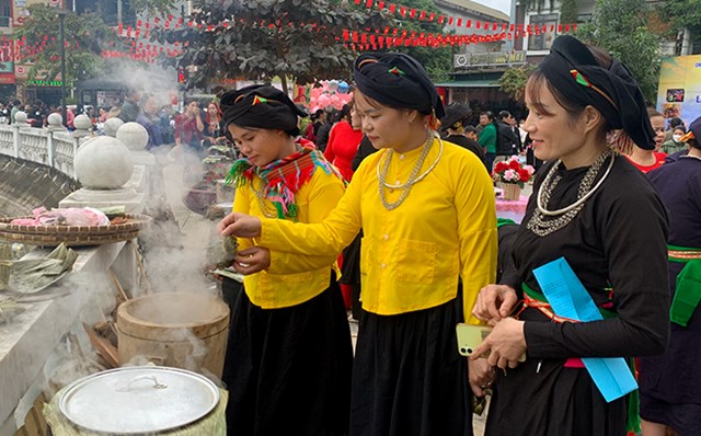 Sáng 2/12, huyện Lục Yên đã tổ chức Hội gói bánh chuối (Pẻng cuổi). Đây là một trong những hoạt động mới, đặc sắc trong chương trình du lịch “Về miền Đất Ngọc” năm nay.