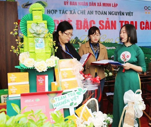 Ban  Giám khảo chấm điểm phần thi trưng bày và thuyết minh về không gian văn hóa trà.